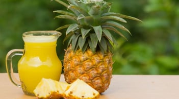 Cách uống nước ép dứa tươi giúp thải độc thận