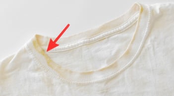 Mẹo làm sạch vết ố vàng trên quần áo trắng bằng baking soda