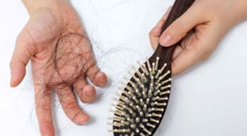 Rụng tóc nhiều: dấu hiệu bình thường hay cảnh báo bất ổn? Cách cải thiện an toàn tại nhà