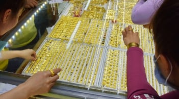 Giá vàng hôm nay 24/4: Lao dốc hơn 20 triệu đồng/lượng từ đỉnh gây sốc