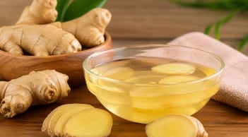 5 mẹo gội đầu bằng nước gừng giúp giảm rụng tóc, sạch gàu và kích thích tóc con mọc dày rõ rệt