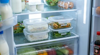 Cơm thừa cất tủ lạnh sai thời điểm: Hâm nóng kỹ vẫn có thể gây ngộ độc