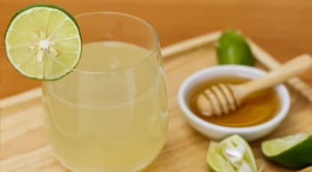 Người bị 5 bệnh này không nên uống nước chanh