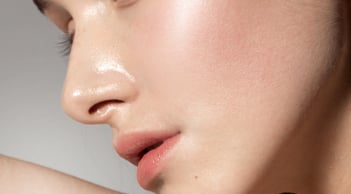 Thoa kem chống nắng hay che khuyết điểm trước? Thứ tự đúng để lớp nền mịn đẹp, không bết dính