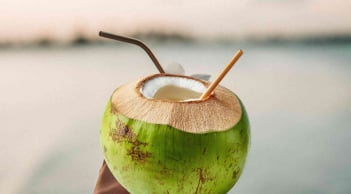 4 lợi ích tuyệt vời của nước dừa với người bị đau dạ dày
