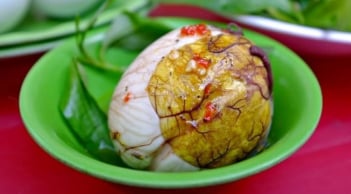 Vì sao nhiều người chọn ăn trứng vịt lộn thay vì trứng gà lộn? Sự thật gây bất ngờ