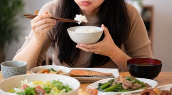  3 thói quen khi ăn uống âm thầm bào mòn sức khỏe, nhiều người làm mỗi ngày mà không biết
