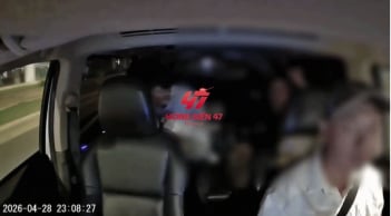 Clip nam thanh niên nhảy khỏi ô tô đang chạy gây sốc: Tình trạng nạn nhân hiện ra sao?