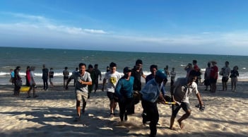 Hai anh em từ TP.HCM ra Thành phố Hồ Chí Minh tắm biển ở Mũi Né bị sóng cuốn, chỉ cứu được người anh
