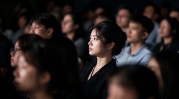 Người hay im lặng trong đám đông thường sở hữu 4 điểm mạnh đặc biệt, càng tiếp xúc càng nể