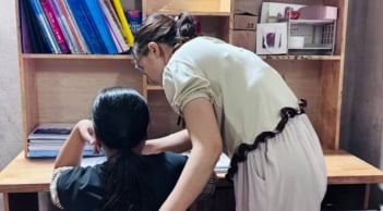 “Còng lưng” ôn thi cùng con: Áp lực mùa thi đè nặng lên phụ huynh