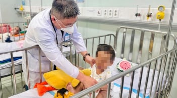 Sức khỏe của bé trai 2 tuổi bị mẹ ruột và nhân tình bạo hành đến nguy kịch