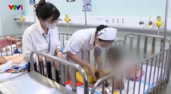 Bé trai 2 tuổi bị mẹ và người tình bạo hành đến nguy kịch: Người thân từ chối chăm sóc