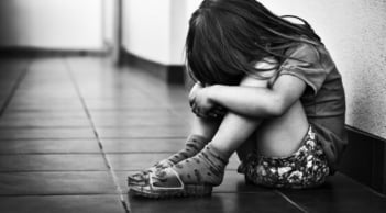 Phẫn nộ lời khai của cha dượng và mẹ đẻ vụ bạo hành bé gái 4 tuổi tử vong