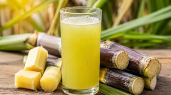 Uống nước mía tưởng mát nhưng nhiều người đang mắc 5 sai lầm gây hại sức khỏe
