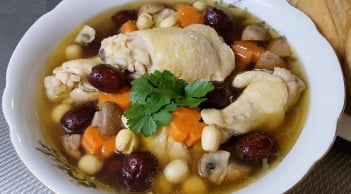 Cách nấu gà hầm hạt sen ngon