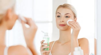 Chỉ dùng nước hoa hồng và mặt nạ giấy, làn da cải thiện rõ rệt nhờ routine tối giản