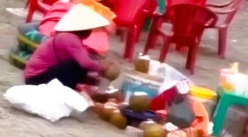 Người phụ nữ gom nước dừa thừa ở khu du lịch gây tranh cãi trên mạng