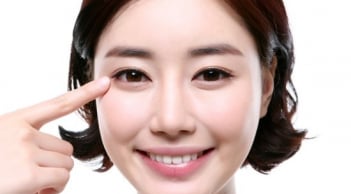 Thức dậy với đôi mắt sưng húp? 5 cách đơn giản giúp vùng mắt trông tươi tỉnh nhanh hơn