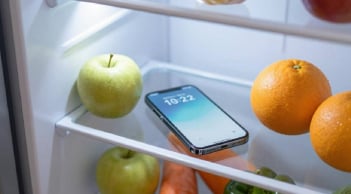Điều gì xảy ra nếu bỏ điện thoại bị nóng vào tủ lạnh để hạ nhiệt?