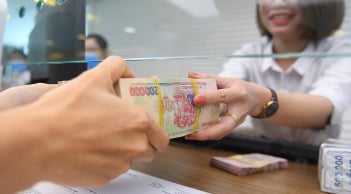 Gửi tiết kiệm mang tiền trực tiếp ra ngân hàng là dại: Làm cách này dù ít cũng hưởng lãi cao