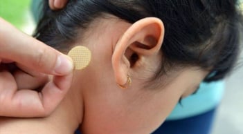 Bé gái 7 tuổi bị rối loạn hành vi, nói nhảm suốt đêm vì tác dụng phụ của miếng dán chống say tàu xe
