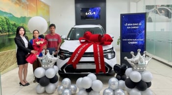 Cặp vợ chồng đi dép lê nhận xe 700 triệu là ai? Hé lộ hành trình đặc biệt phía sau