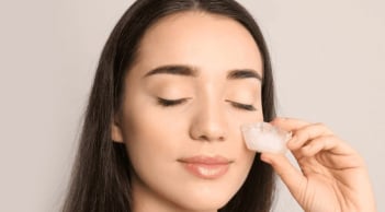 Chỉ dùng kem mắt chưa chắc đã đủ: Nhiều nguyên nhân khiến quầng thâm và bọng mắt ngày càng rõ hơn