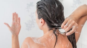 Gội đầu sai cách có thể khiến tóc bạc dễ khô xơ và thiếu sức sống hơn