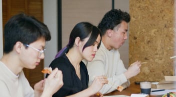 Sau khi cha mẹ qua đời, hãy tránh xa 3 kiểu người thân này để cuộc sống bình yên hơn
