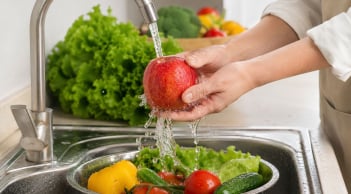 Nghiên cứu chỉ ra cách làm sạch rau sống, trái cây. Nhiều người sẽ bất ngờ