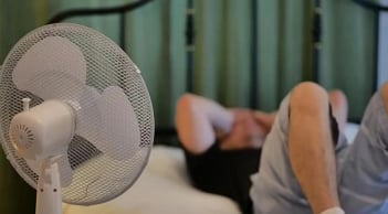 Bật quạt hướng vào đầu hay hướng vào chân là tốt nhất?