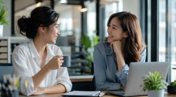 Đồng nghiệp thân thiết có nên trở thành bạn ngoài đời? Những cái được và mất ít ai nói rõ