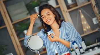 Phương pháp “bánh mì kẹp” giúp da khô giữ ẩm tốt hơn khi ngồi điều hòa cả ngày