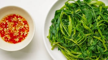 Luộc rau muống đừng thả ngay vào nồi: Bỏ thêm thứ này vào trước rau xanh giòn, không thâm đen
