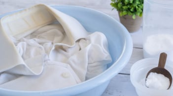 Mẹo tẩy sạch quần áo trắng bị ngả màu cháo lòng, ố vàng