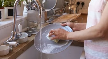 5 món đồ trong bếp càng rửa càng bẩn, vi khuẩn dễ tích tụ mà nhiều người đang dùng sai cách