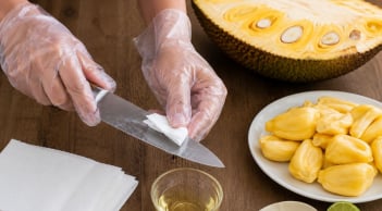 Mẹo làm sạch nhựa mít dính dao, dính tay cực nhanh: Đừng rửa nước ngay kẻo càng dính