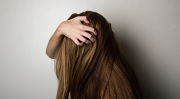 Thêm một nguyên liệu vào dầu gội, nhiều người thấy tóc lâu bết hơn trong mùa hè