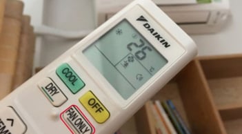 Bật điều hoà suốt ngày đêm khiến hoá đơn tiền điện tặng vọt: Ấn một nút này tiền điện giảm đáng kể