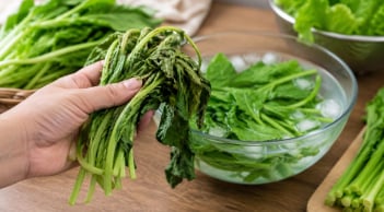 Đừng vội vứt rau hơi héo, làm cách này rau có thể tươi như mới