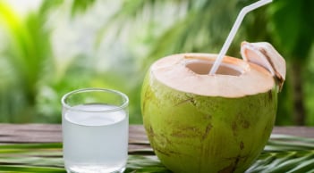 Những người cần hạn chế uống nước dừa