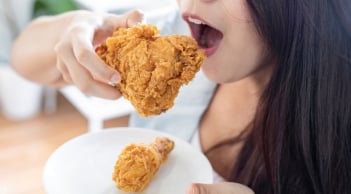 3 thực phẩm phụ nữ càng ăn càng xấu, da thâm xỉn, chu kỳ 'nhảy loạn'