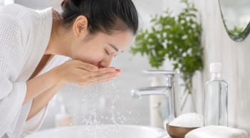 Bất ngờ cách rửa mặt với nước muối giúp sáng da, giảm thâm, giảm mụn nhưng phải dùng đúng