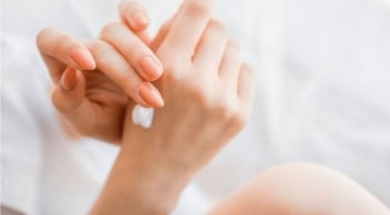 Công thức “mặt nạ tay cho người lười” được nhiều cô gái yêu thích vì giúp da tay mềm mịn hơn