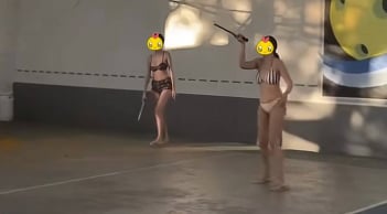 Xôn xao clip 2 cô gái mặc bikini chơi pickleball giữa trời nắng nóng, dân mạng tranh cãi dữ dội