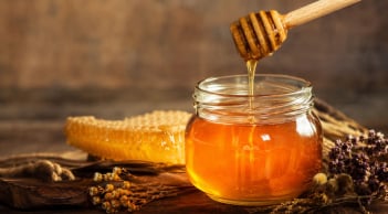 Vì sao mật ong có thể để nghìn năm mà không hỏng? Thực tế mật ong nên bảo quản thế nào?