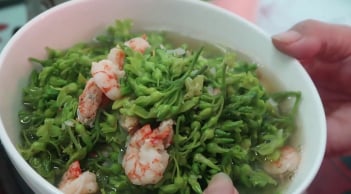 Canh thiên lý nấu tôm ngọt thanh, giải nhiệt ngày hè