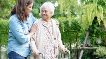 Chăm sóc cha mẹ già đúng cách: Hãy kiên nhẫn và lắng nghe nhiều hơn