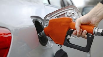 Có nên đổ xăng vào buổi trưa? Đây là 2 khung giờ đổ xăng “hời” nhất trong ngày